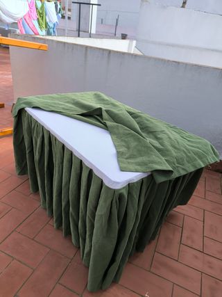 Mesa de camilla con ropa