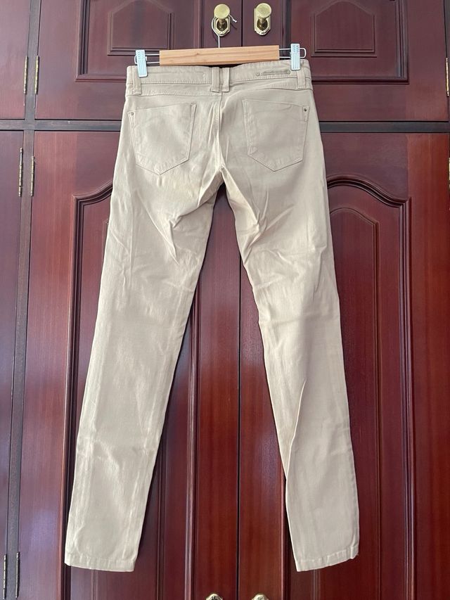 Pantalon pitillo caderas en color tostado