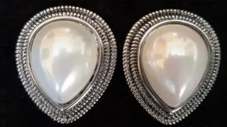 Pareja de pendientes en pera.