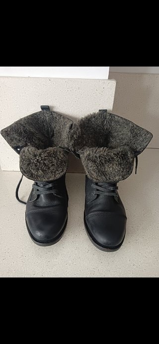 Botines GUESS de piel.
