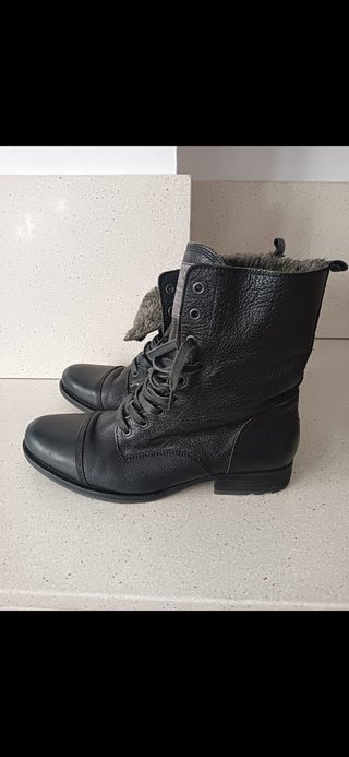 Botines GUESS de piel.