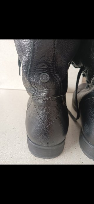 Botines GUESS de piel.