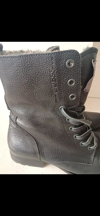 Botines GUESS de piel.