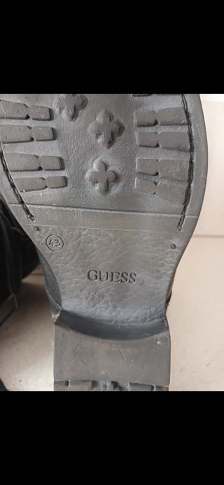 Botines GUESS de piel.