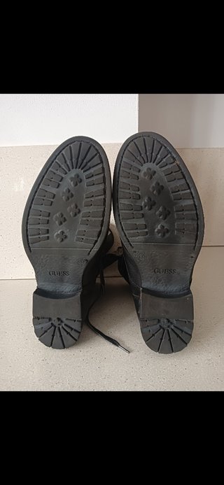 Botines GUESS de piel.
