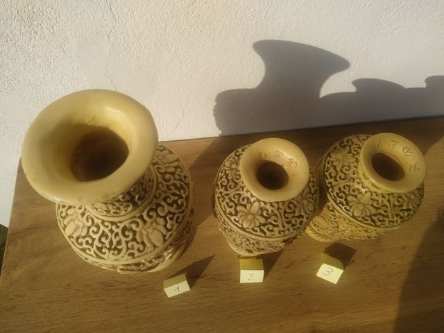 Vaso orientali in resina intagliati 