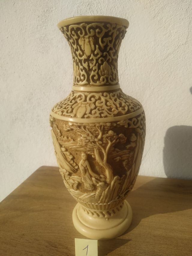 Vaso orientali in resina intagliati 