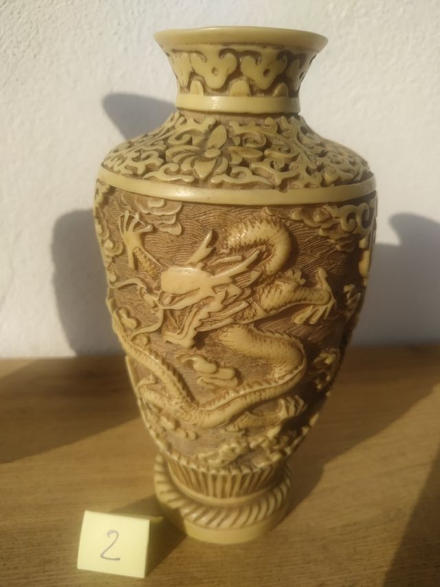 Vaso orientali in resina intagliati 