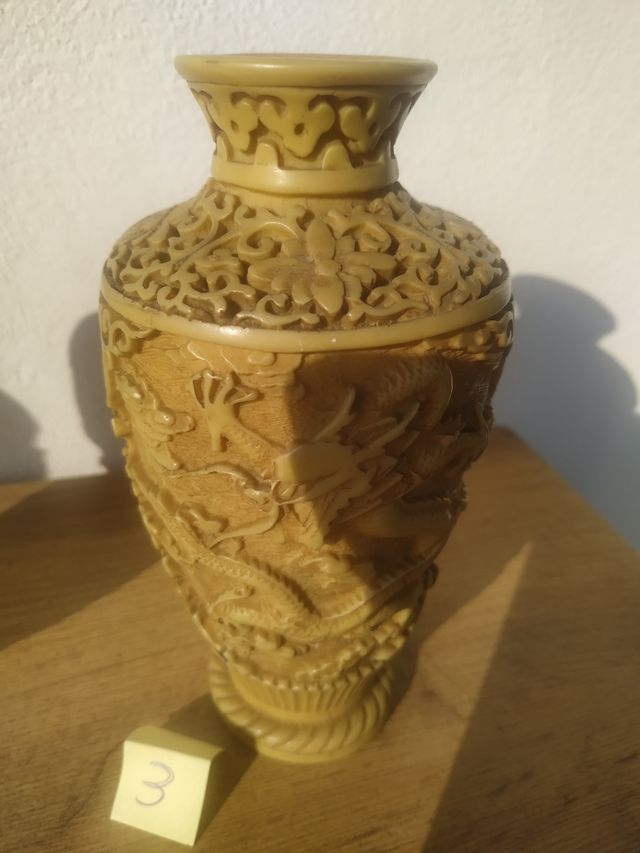 Vaso orientali in resina intagliati 