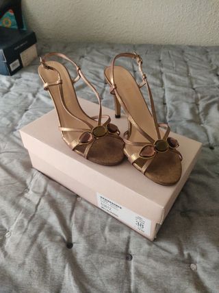 Sandalias pedrería dorado viejo