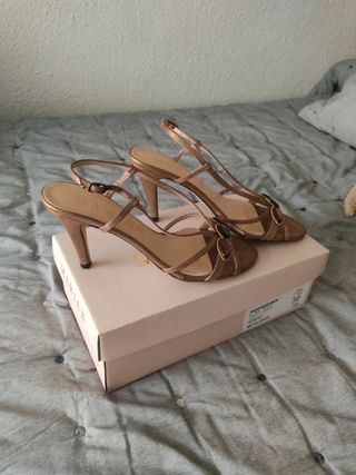 Sandalias pedrería dorado viejo