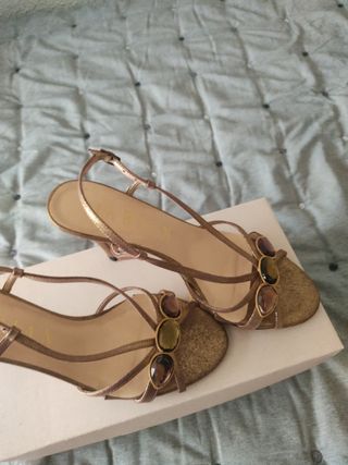 Sandalias pedrería dorado viejo