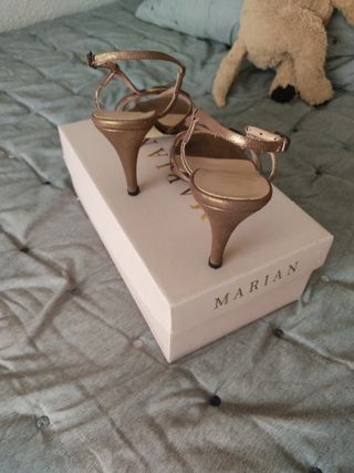 Sandalias pedrería dorado viejo