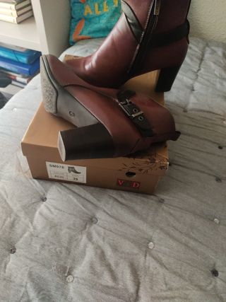 Botines granates mujer