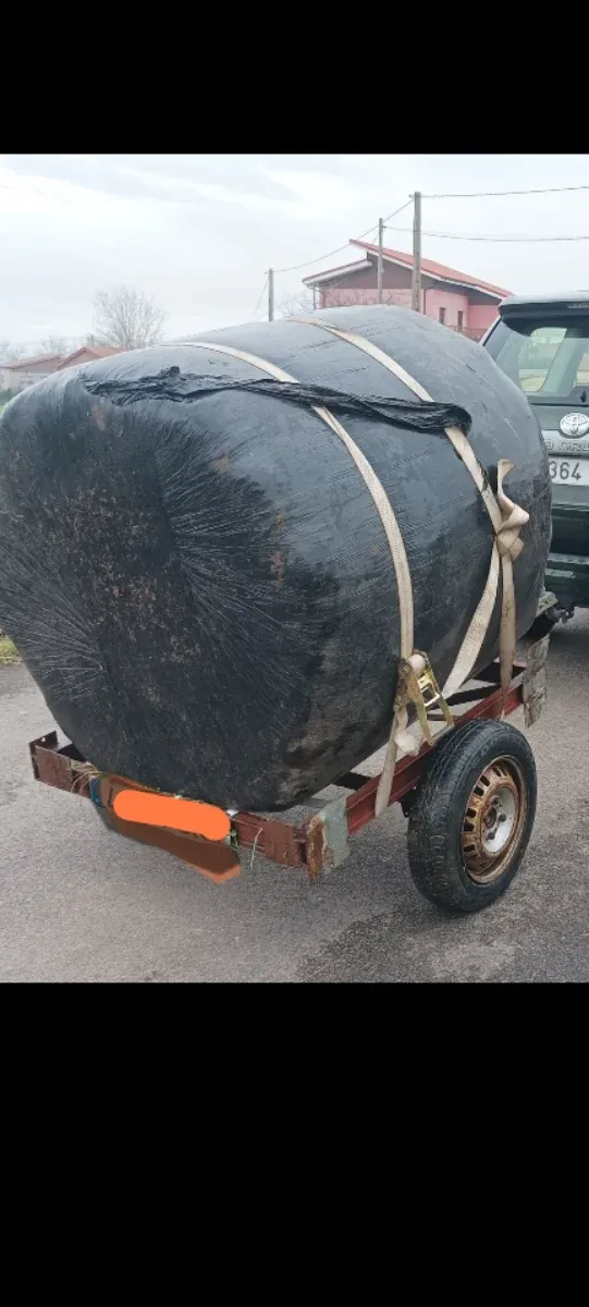 Remolque con deposito de agua bolas de silo