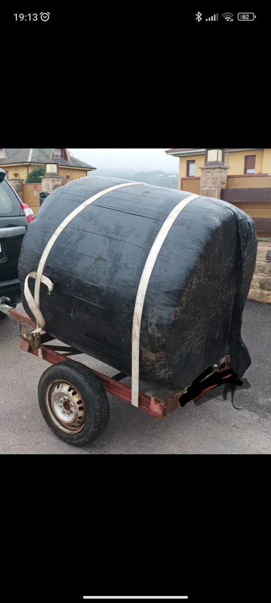 Remolque con deposito de agua bolas de silo