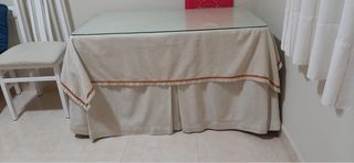 Mesa camilla con cristal y ropa
