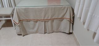 Mesa camilla con cristal y ropa