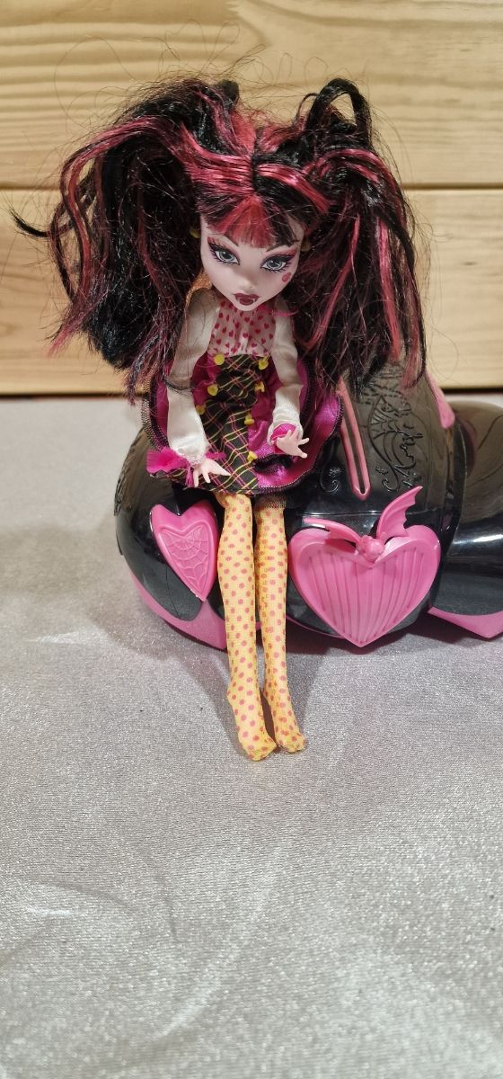 Monster High Draculaura y coche Draculaura