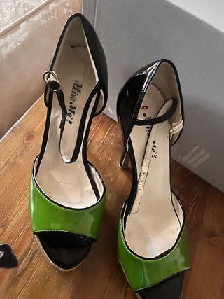 Sandalias tacón de charol verde y negra  Talla 38