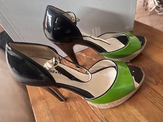 Sandalias tacón de charol verde y negra  Talla 38