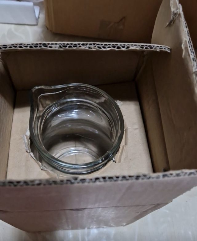 Brocca e bottiglia in vetro