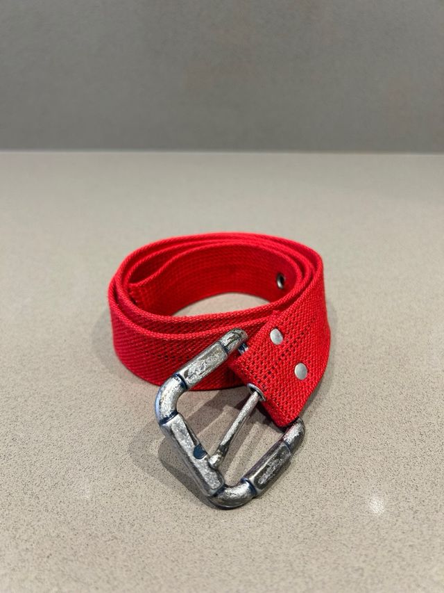 Cintuón rojo con hebilla plateada