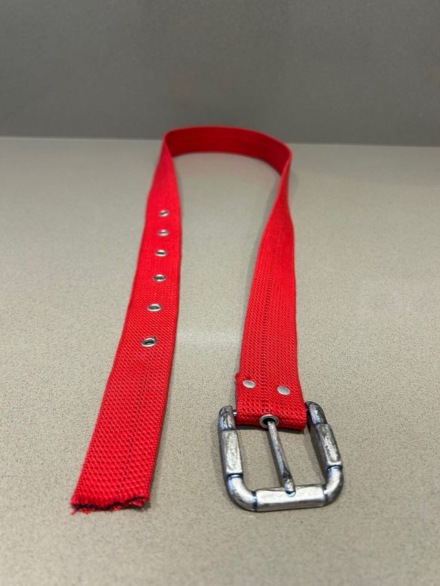 Cintuón rojo con hebilla plateada