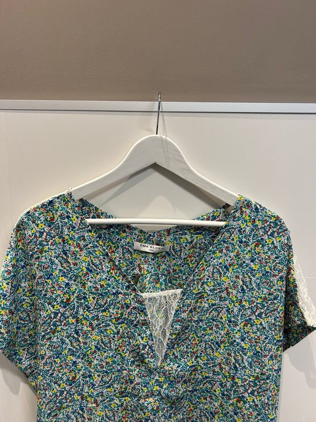 Vestido florido ligero con detalles de puntilla