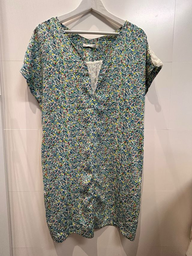 Vestido florido ligero con detalles de puntilla