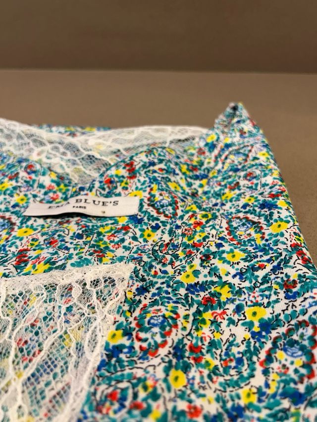 Vestido florido ligero con detalles de puntilla