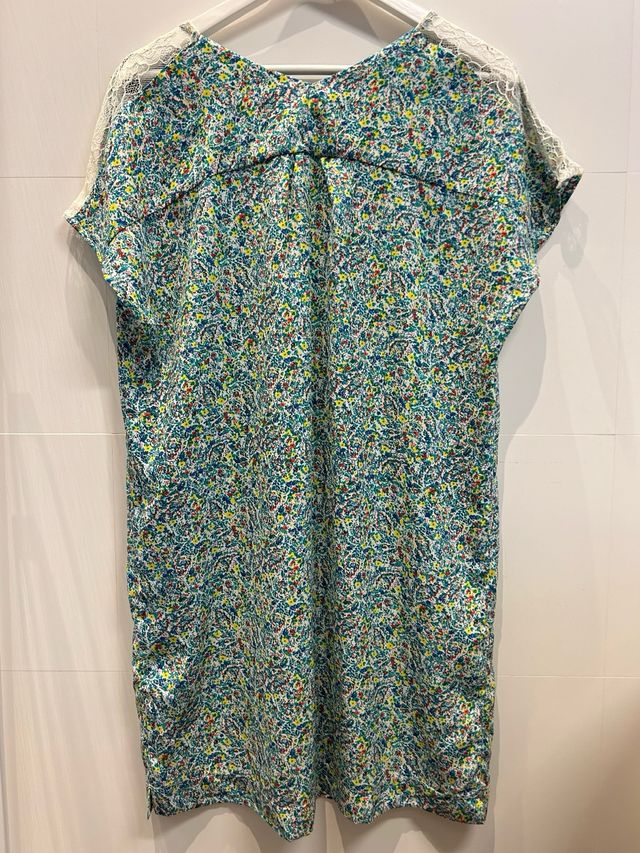 Vestido florido ligero con detalles de puntilla