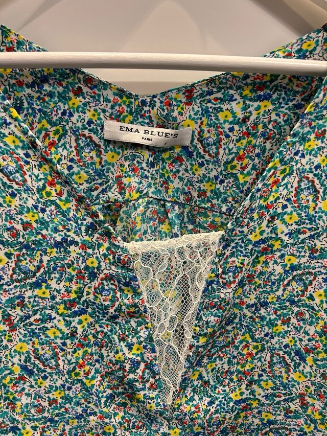 Vestido florido ligero con detalles de puntilla