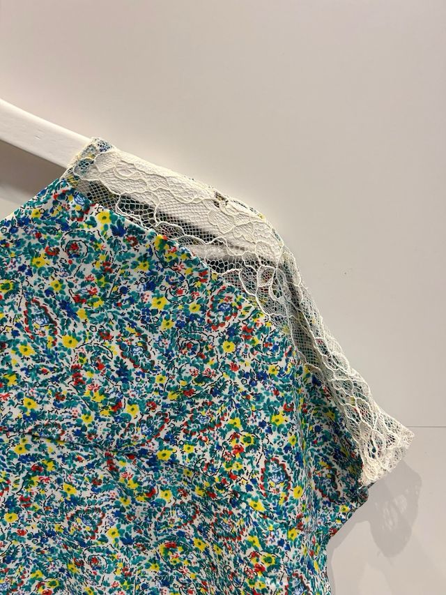 Vestido florido ligero con detalles de puntilla