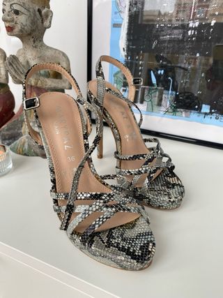 Sandalias de tacón.