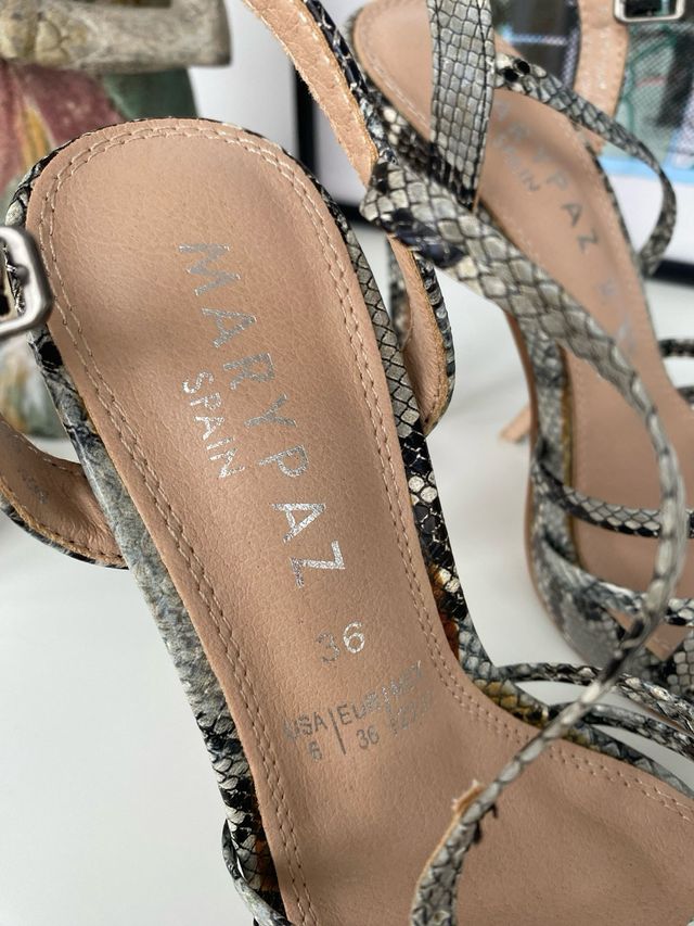 Sandalias de tacón. 