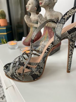 Sandalias de tacón.