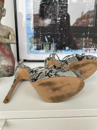 Sandalias de tacón.