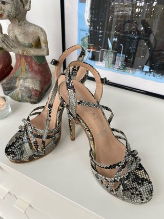 Sandalias de tacón.