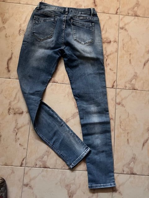 Pantalones vaqueros azules con detalles pedrería