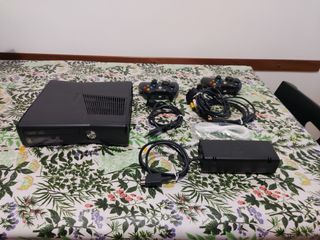 Per Natale: Console Xbox 360 S 4Gb/go + 2 controll