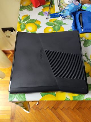 Per Natale: Console Xbox 360 S 4Gb/go + 2 controll