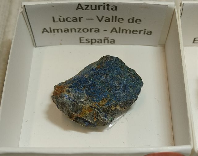 Lotto di 12 minerali in scatole da 4 x 4