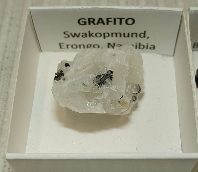 Lotto di 12 minerali in scatole da 4 x 4