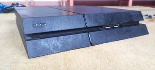 PS4 amb 2 mandos i 4 jocs