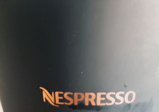Cafetera Nespresso Vertuo y portacapsulas