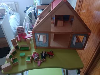 Casita madera muñecos