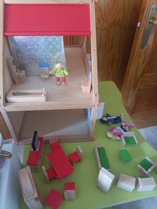 Casita madera muñecos