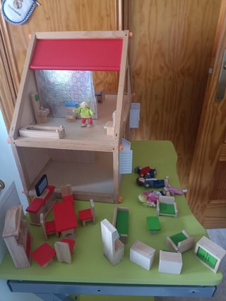 Casita madera muñecos