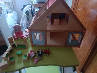 Casita madera muñecos